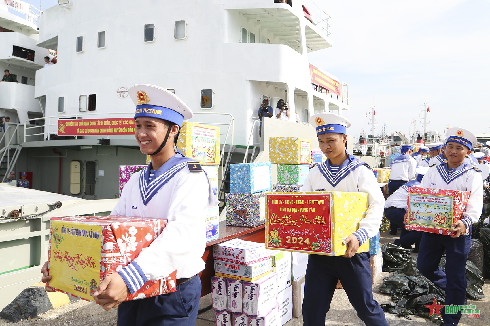 Mang mùa xuân đến với Nhà giàn DK1